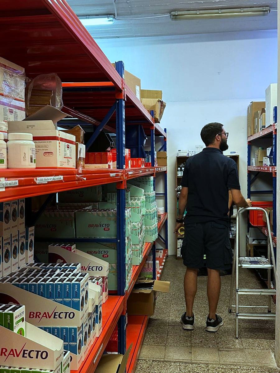 Operario controlando existencias en los racks