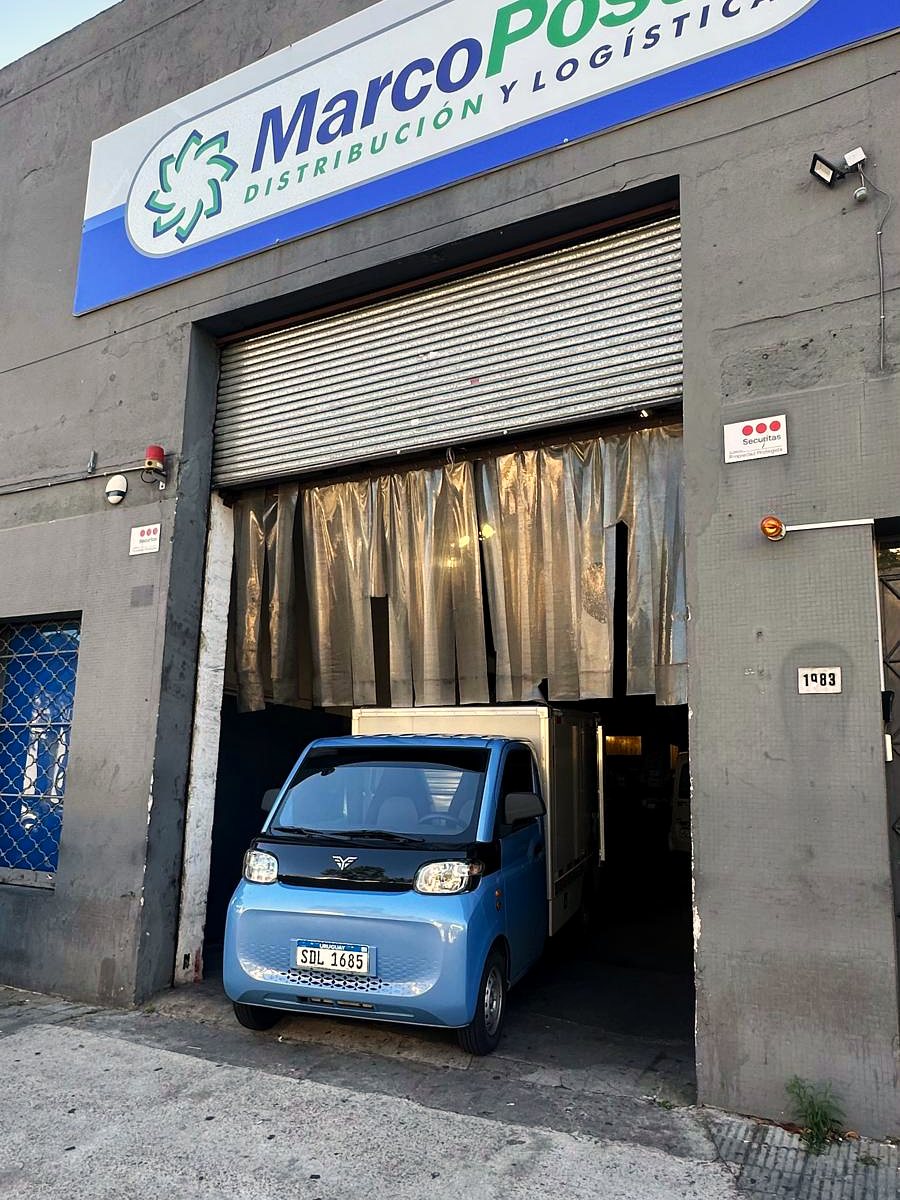 Vehículo de distribución saliendo hacia el destino